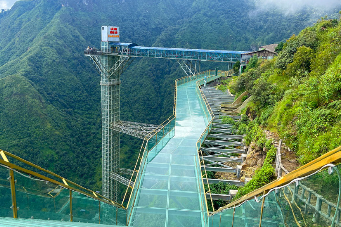 龍雲玻璃天空步道